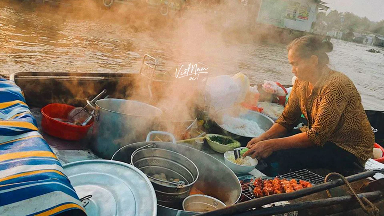 Ăn sáng tại chợ nổi